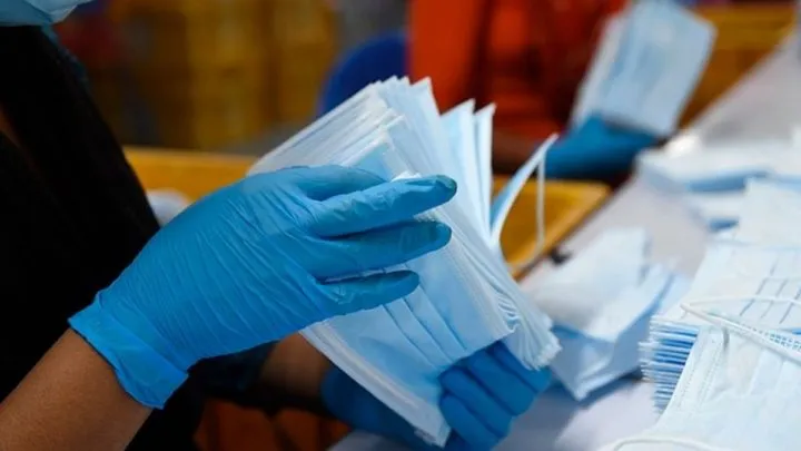 महाराष्ट्र के मराठवाड़ा क्षेत्र के लातूर में महिला स्वयं सहायता समूह की महिलाएं मास्‍क तैयार करने के लिए आगे आई हैं।