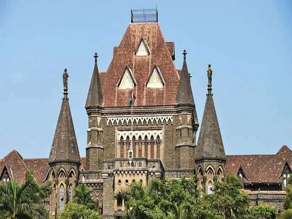 बॉम्बे हाईकोर्ट ने शुक्रवार को पालघर में मोब लीनचिंग से हत्या मामले में सीबीआई जांच की मांग वाली याचिका पर दो सप्ताह के लिए सुनवाई स्थगित कर दी