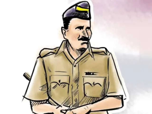 पुलिस अधिकारी दिन के काम के बाद घर लौटता है;  सोसाइटी के लोग उससे प्रवेश करने से इनकार करते है