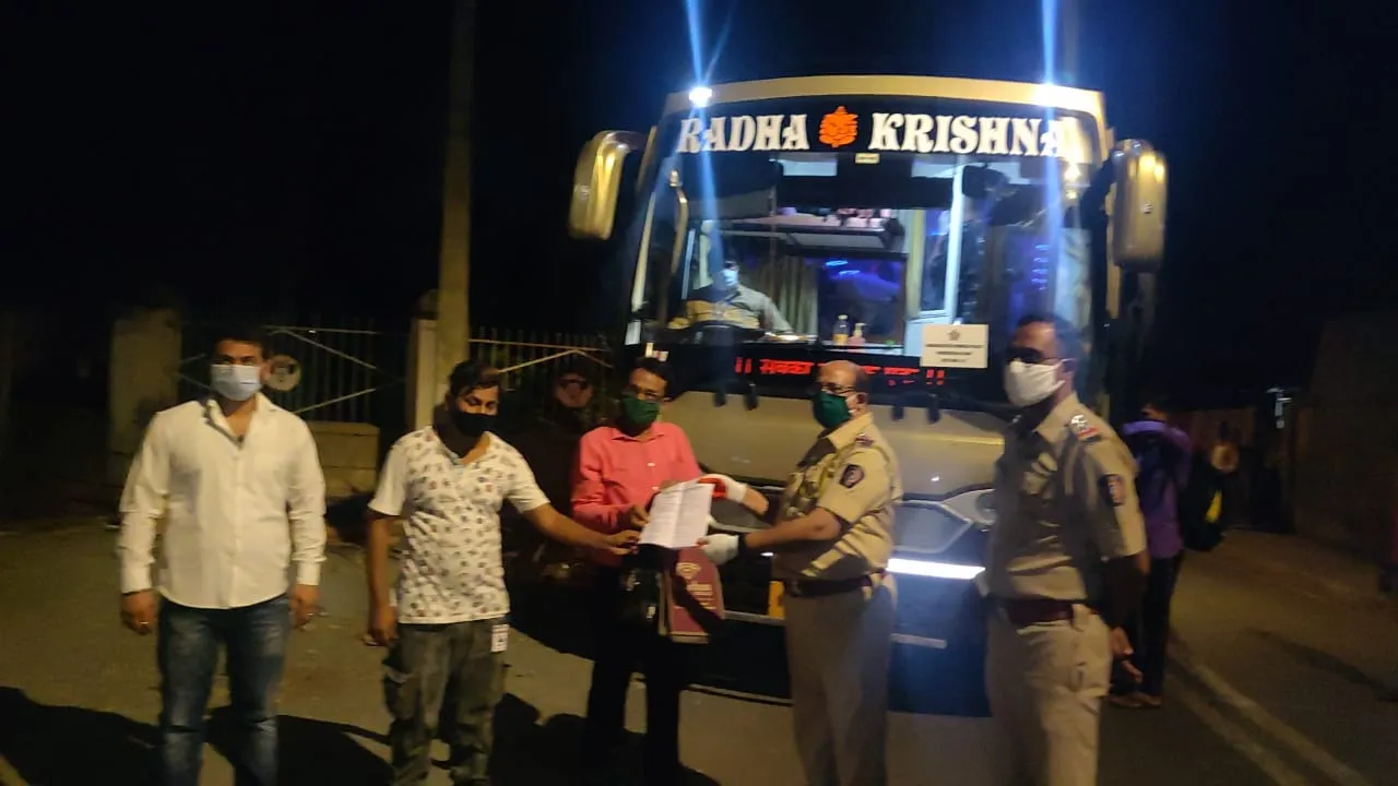 कुर्ला नेहरू नगर से राजिस्थान के लिए पहली बस प्रवासी लोगो के साथ रवाना