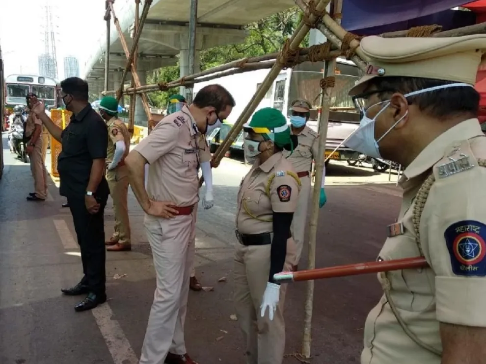 मुंबई के पुलिस आयुक्त परम बीर सिंह ने विभिन्न स्थानों पर ऑन-ड्यूटी पुलिसकर्मियों के साथ बातचीत की और उन्हें प्रोत्साहित किया।