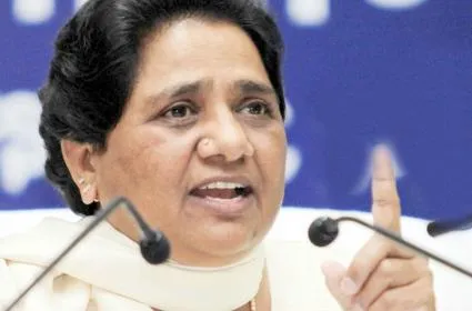 केन्द्र व महाराष्ट्र सरकार के विवाद में लाखों प्रवासी बुरी तरह से पिस रहे हैं : मायावती