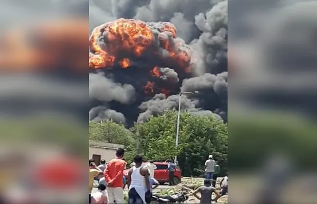 पुणे स्थित एक केमिकल की फैक्ट्री में भीषण आग लग गई