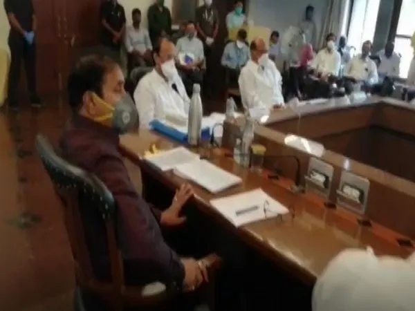 राष्ट्रवादी कांग्रेस पार्टी (एनसीपी) के प्रमुख शरद पवार ने पुणे में Covid ​​-19 स्थिति की समीक्षा के लिए एक बैठक की अध्यक्षता की