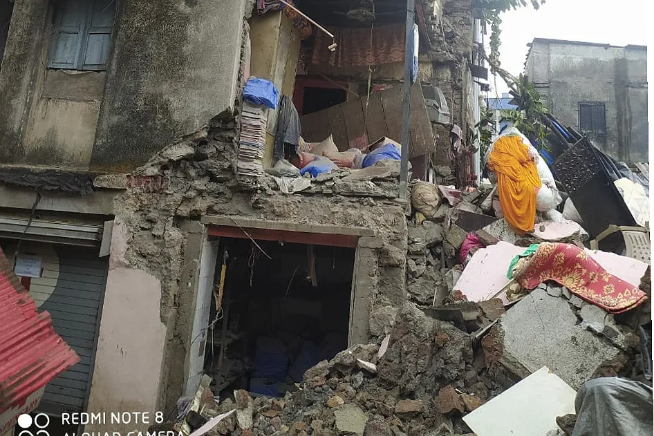 मुंबई के जोगेश्वरी में मकान ढहने से दो महिलाएं घायल