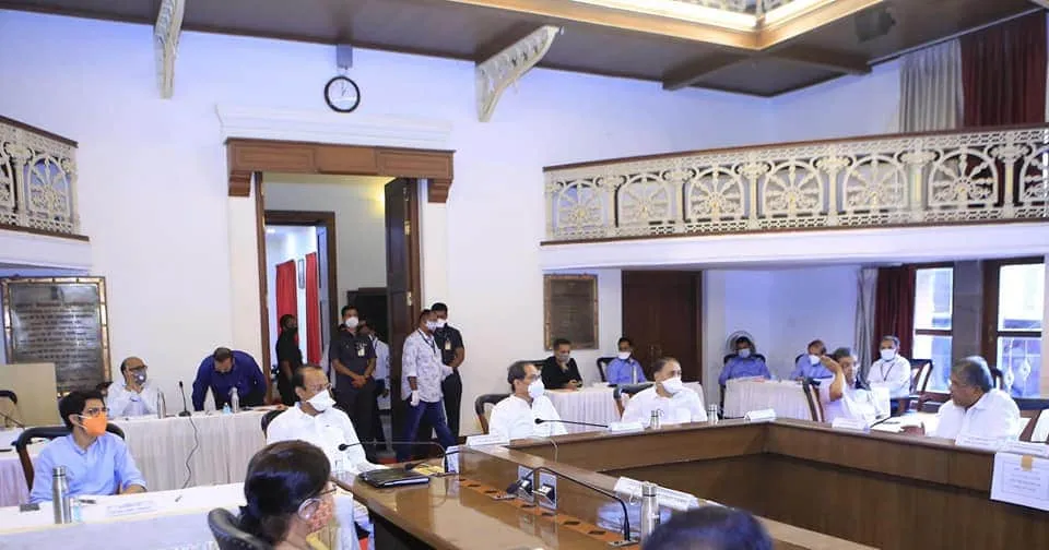 मुख्यमंत्री उद्धव ठाकरे ने पुणे शहर में COVID-19 की स्थिति की समीक्षा के लिए पुणे में दो बैठकें कीं।