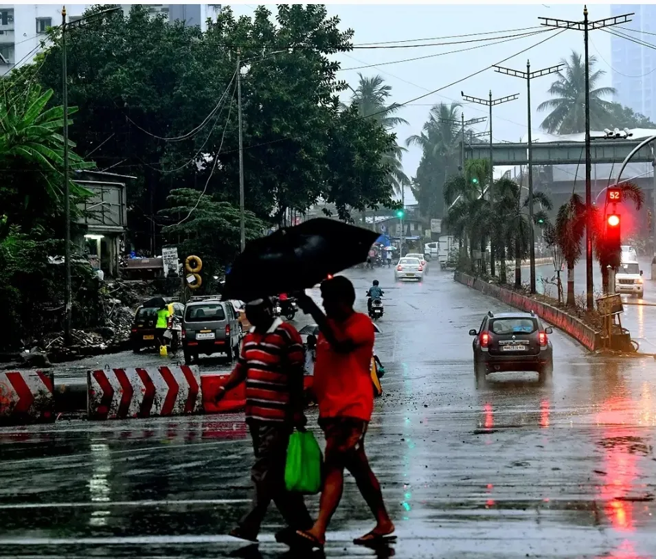 मौसम विभाग ने मुंबई और पुणे सहित अन्य तटीय क्षेत्रों में अगले दो दिनों तक भारी बारिश की ओरेंज चेतावनी जारी की
