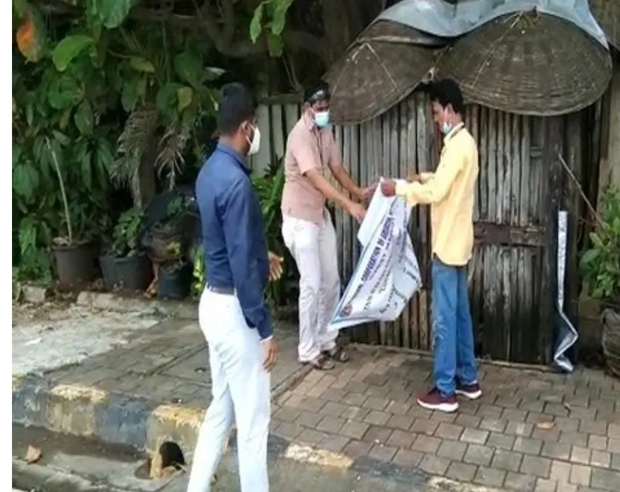 बीएमसी ने अभिनेत्री रेखा के मुंबई में निवास क्षेत्र को कंटेनमेंट जोन घोषित वाला पोस्टर बोर्ड हटा दिया