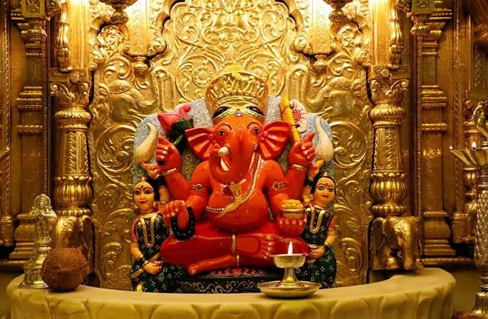 मुंबई के श्री सिद्धिविनायक मंदिर में ‘गणेश चतुर्थी’ उत्सव के दौरान पुजारी द्वारा सुबह हुई आरती