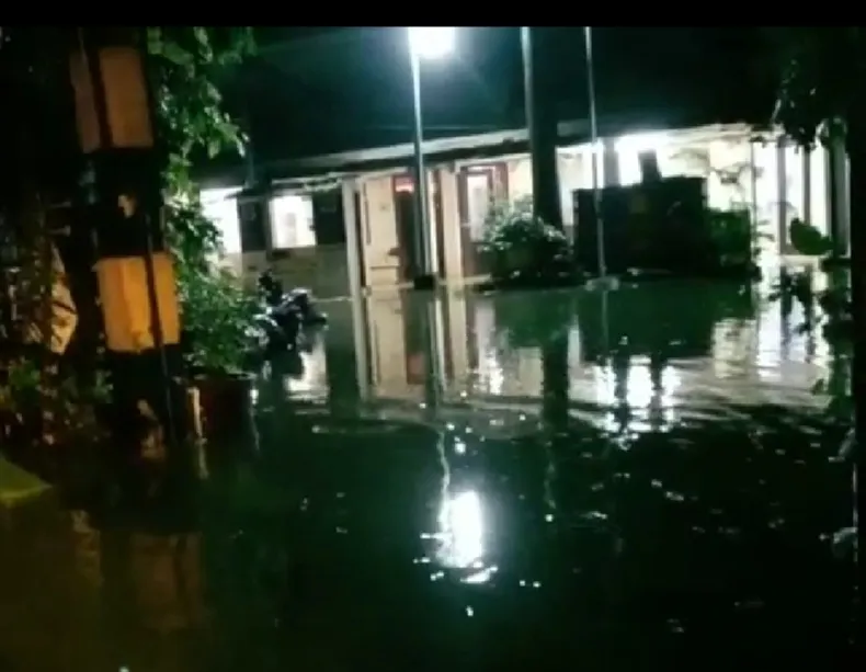 मुंबई में लगातार तेज़ बारिश की वजह से जलजमाव