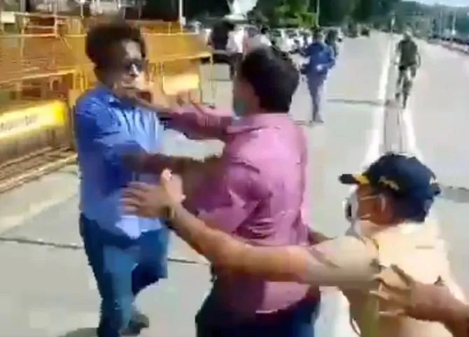 एनसीबी गेस्ट हाउस में बॉलीवुड की शख्सियतों से पूछताछ कवरेज को लेकर पत्रकारों के बीच धक्का-मुक्की, पुलिस ने हस्तक्षेप किया