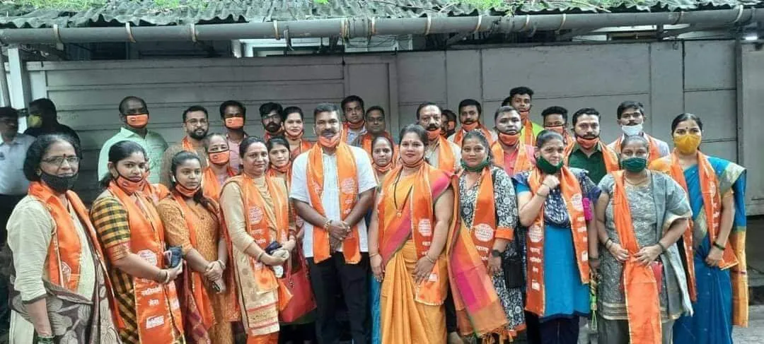 महाराष्ट्र नवनिर्माण सेना (मनसे) में शामिल होने के लिए बड़ी संख्या में राज ठाकरे के घर के बाहर जमा हुई भीड़