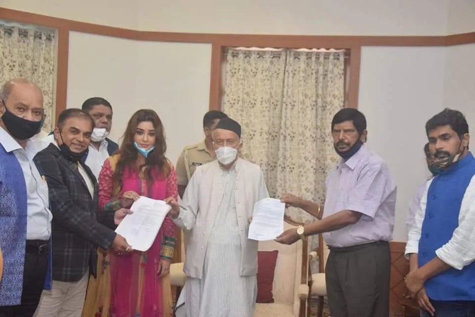 पायल घोष ने महाराष्ट्र के राज्यपाल भगत सिंह कोश्यारी से कि मुलाकात