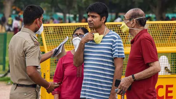ठाणे में सार्वजनिक स्थानों पर मास्क नहीं लगाने वाले लोगों का चालान अब पुलिस कर्मी भी करेंगे