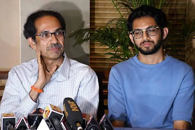 महाराष्ट्र के मुख्यमंत्री उद्धव ठाकरे उनके बेटे आदित्य ठाकरे और एनसीपी सांसद सुप्रिया सुले की मुश्किलें बढ़ती दिख रही हैं