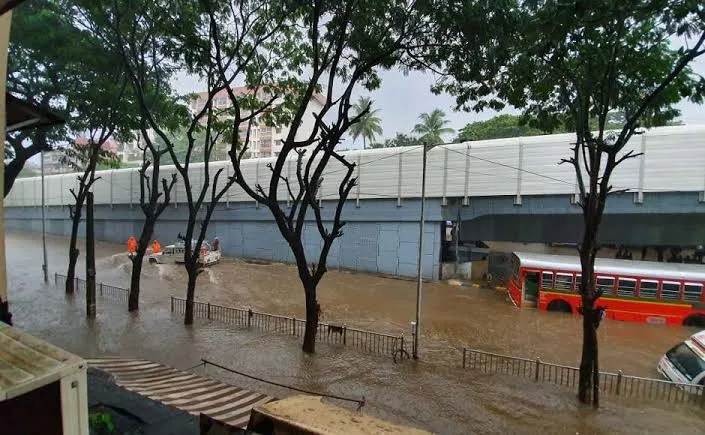 मुंबई भारी बारिश के कारण  कई इलाकों में पानी भर गया और सड़क और रेल यातायात प्रभावित