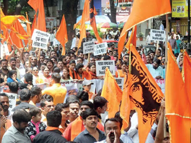 सरकारी नौकरियों और शैक्षणिक संस्थानों में आरक्षण के मुद्दे को लेकर  मराठा संगठन पुणे में प्रदर्शन किया