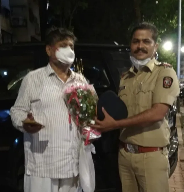 माहिम: कोविद 19 से प्रभावित बूढ़े व्यक्ति की मुंबई पुलिस अधिकारी ने की मदद