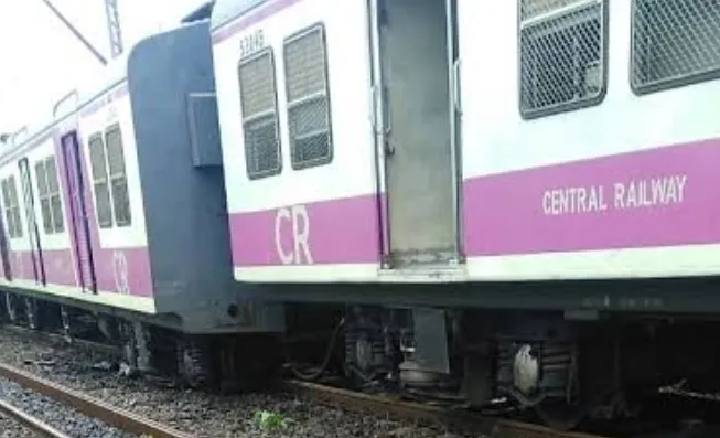 मुंबई से लगभग 95 किलोमीटर दूर अटगांव स्टेशन की ओर आते समय ट्रेन का डिब्बा पटरी से उतरे