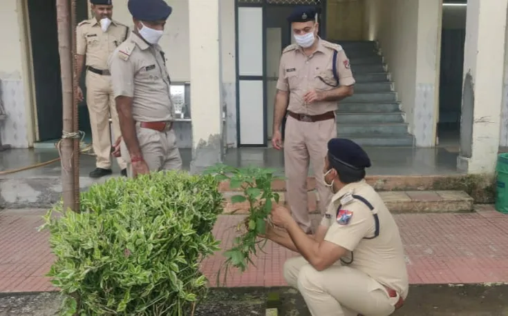 आरपीएफ की स्थापना दिवस के मौके पे लोकमान्य तिलक टर्मिनस के इंस्पेक्टर केशव राणा ने पेड़ लगाकर इस दिवस को मनाया