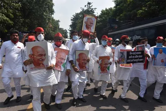 उत्तर प्रदेश के लखनऊ में आज हाथरस व बलरामपुर कांड को लेकर समाजवादी पार्टी ने गांधी जयंती के मौके पर लखनऊ में पैदल मार्च निकला