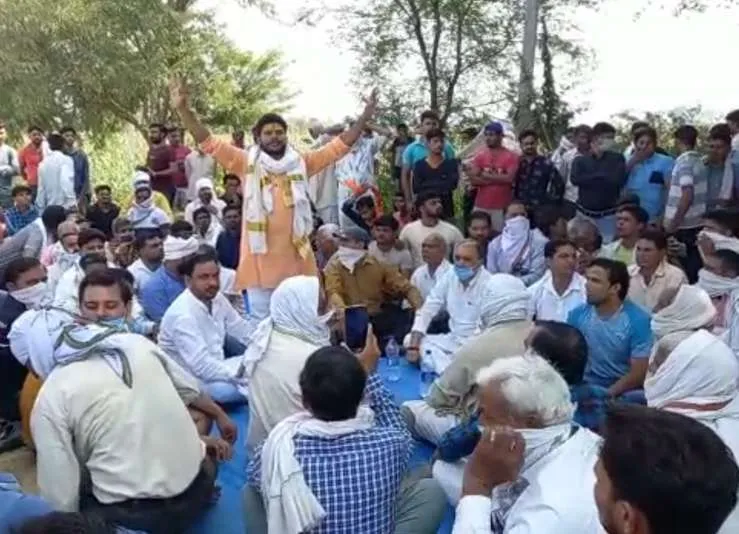 मेडिकल रिपोर्ट और फोरेंसिक रिपोर्ट नेगेटिव आने के बाद अब गांव में स्वर्ण समाज के लोग आरोपित परिवार को न्याय दिलाने के लिए धरने पर बैठ गए