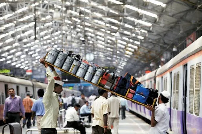 मुंबई डब्बावालों को लोकल ट्रेन में यात्रा करने की अनुमति दे दी गई
