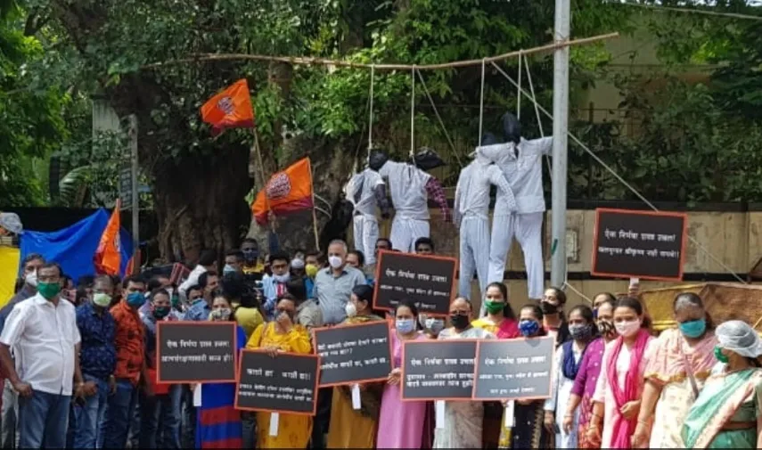 मनसे कार्यकर्ताओं ने दादर में चैत्य भूमि के पास आयोजित प्रदर्शन के दौरान हाथरस मामले के आरोपियों के पुतलों को ‘फांसी दी’