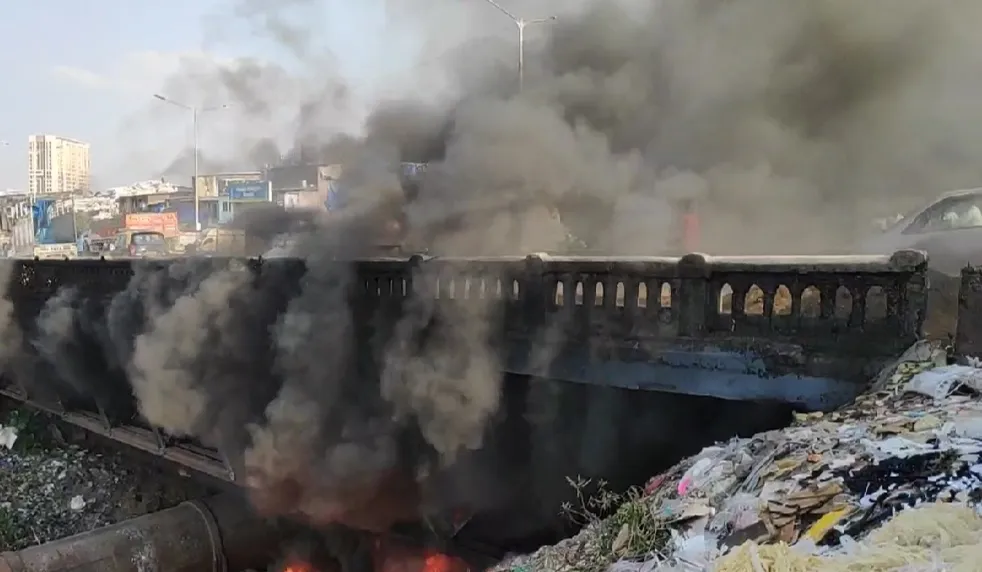 माहिम-धारावी फ्लाईओवर ब्रिज के नीचे लगी आग