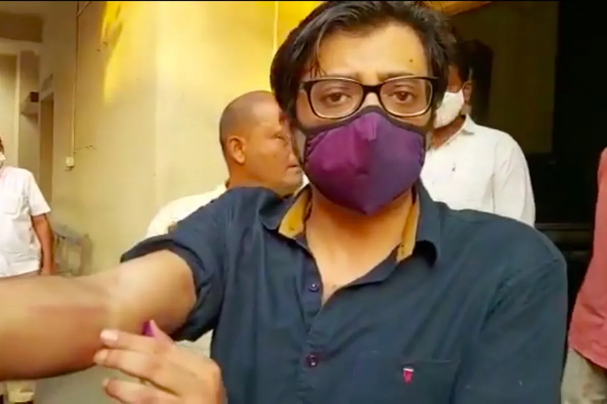 रिपब्लिक टीवी के प्रधान संपादक अर्नब गोस्वामी पर गिरफ्तारी के दौरान पुलिस अधिकारी पर हमला करने का मामला दर्ज