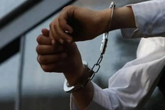मुंबई पुलिस की अपराध शाखा ने यहां जुहू में देसी पिस्तौल, कारतूस रखने के आरोप में दो गिरफ्तार किया