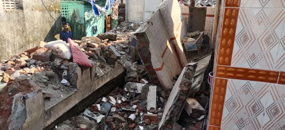 मुंबई के कुर्ला पश्चिम के नौपाडा इलाके में सौचालय गिरने से चार लोग जख्मी