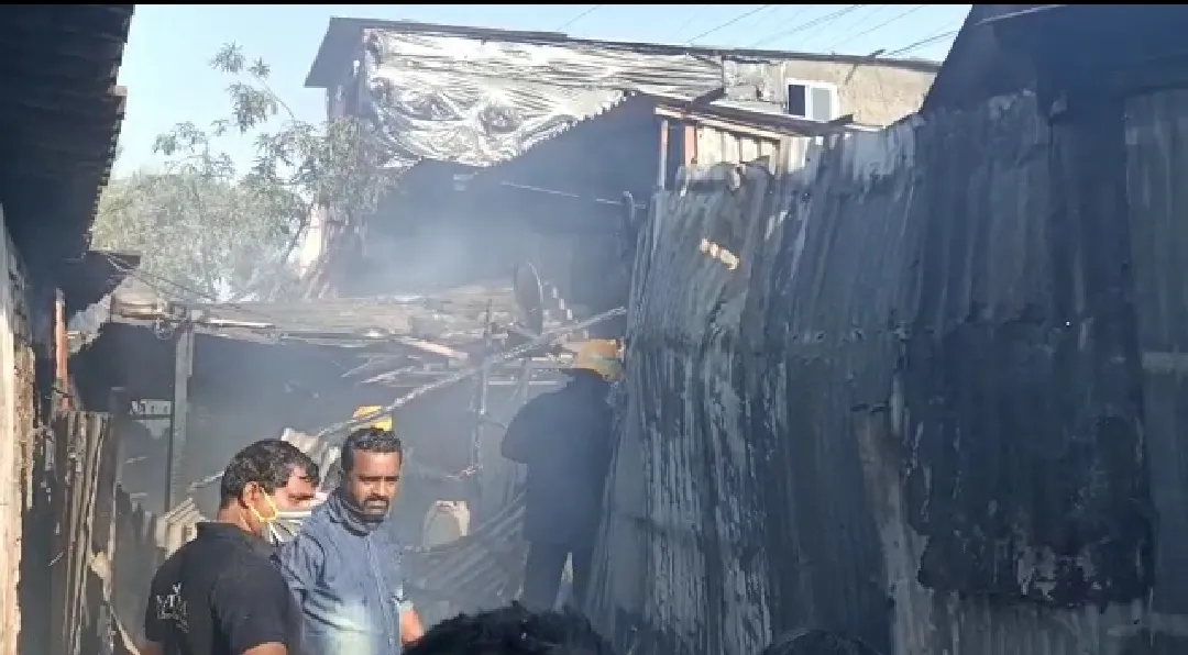 मानखुर्द के चिकुवादी झोपड़पट्टी में लगी बिशन आग