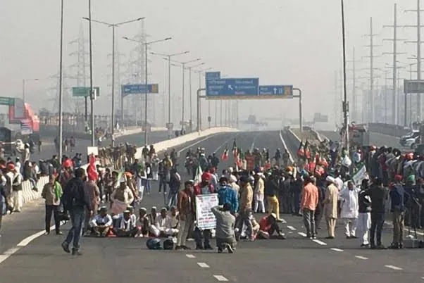 औरंगाबाद जिले में एक राजमार्ग को अवरुद्ध कर दिया , पुलिस ने प्रदर्शनकारियों को हिरासत में लिया