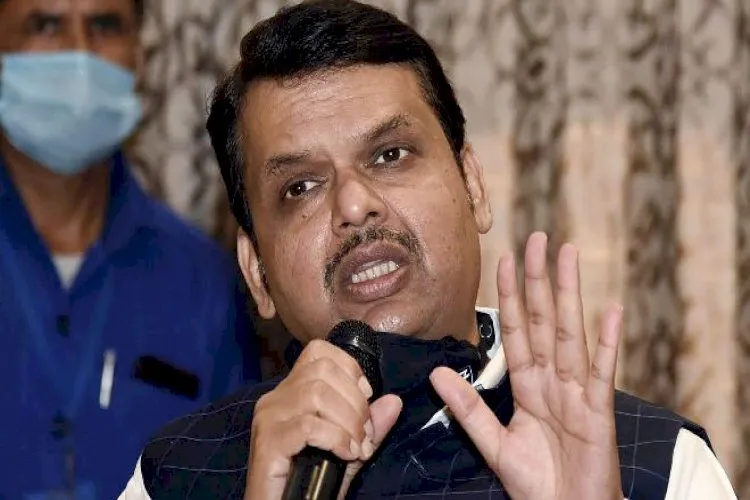 महाराष्ट्र के पूर्व मुख्यमंत्री देवेन्द्र फडणवीस ने भंडारा जिला अस्पताल में आग लगने मामले में कड़ी कार्रवाई की मांग की।