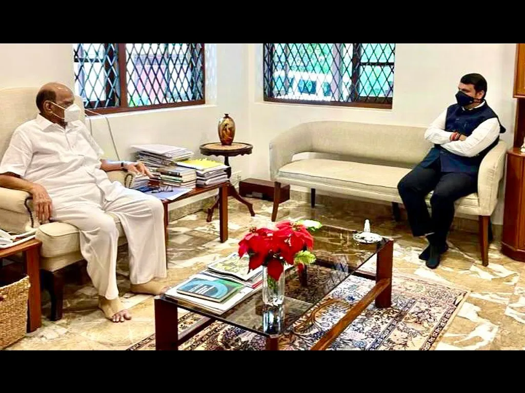 महाराष्ट्र विधानसभा में विपक्ष के नेता देवेंद्र फडणवीस ने राकांपा प्रमुख शरद पवार से मुलाकात की
