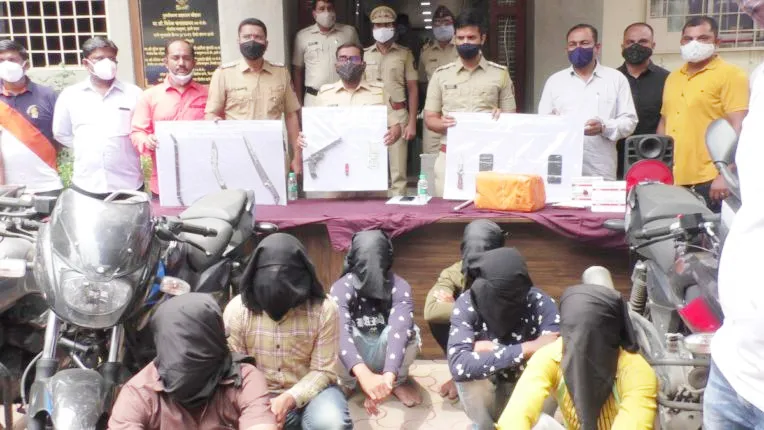 गांजा, देसी कट्टा,13 बाइक सहित 12 लाख का माल जब्त, 9 गिरफ्तार