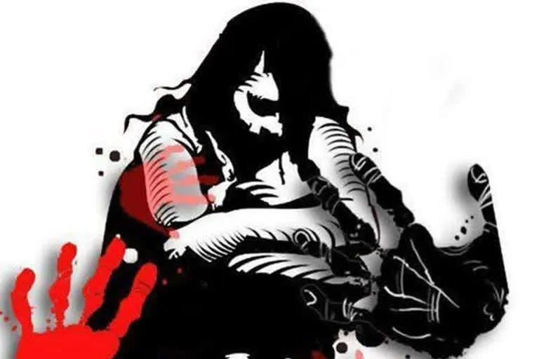महिला पुलिस  के साथ कथित रूप से बलात्कार करने के आरोप में तीन लोगों के खिलाफ FIR