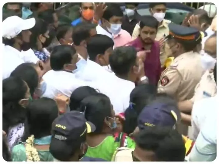 सामना के संपादकीय में राम मंदिर को लेकर बीजेपी की खिंचाई के बाद BJP भाजयुमो (BJYM) और शिवसेना (Shiv Sena) के कार्यकर्ता आपस में भीड़े