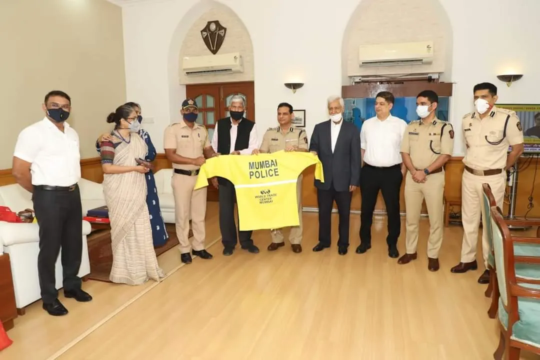 विजय कलंत्री ने मुंबई पुलिस के जवानों को रेनकोट बांटा