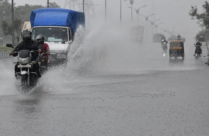 मुंबई के निवासियों को लगातार दो दिनों से बारिश के बाद मिली थोड़ी राहत