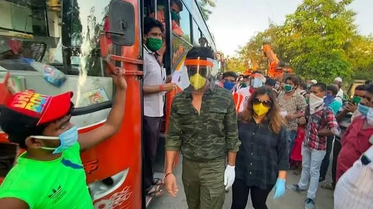 सोनू सूद ने कहा कि आज नहीं तो कल वे राजनीति में आएंगे।