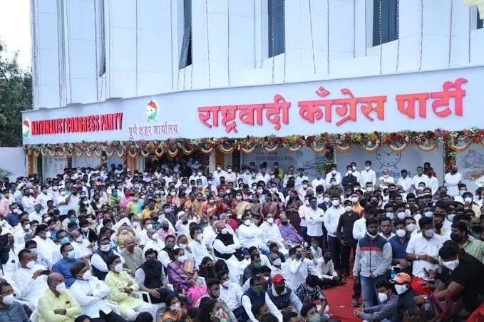 पुणे में राकांपा पार्टी के नये कार्यालय के उद्घाटन में कार्यकर्ताओें कोविड-19 नियमों के उल्लंघन पर FIR दर्ज