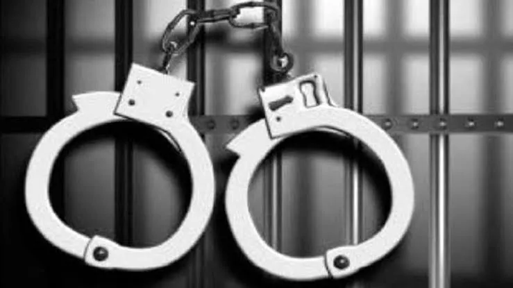 नारकोटिक्स कंट्रोल ब्यूरो ने मुंबई में अलग-अलग जगहों पर छापेमारी कि , कुरैशी के माहिम घर से गांजा पाया गया तीन लोगों को गिरफ्तार किया गया