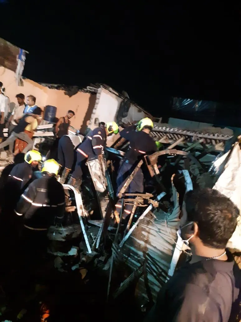 मुंबई के मलवनी इलाके में तीन मंजिला इमारत की दो मंजिलों गिरने से आठ बच्चों सहित 11 लोगों की मौत