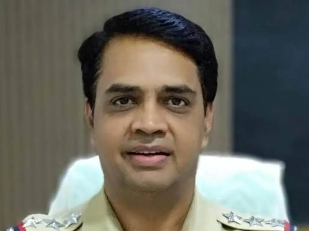 मुंबई पुलिस निरीक्षक सुनील माने जिन्हें अंबानी धमकी मामले में NIA ने गिरफ्तार किया था , सेवा से बर्खास्त