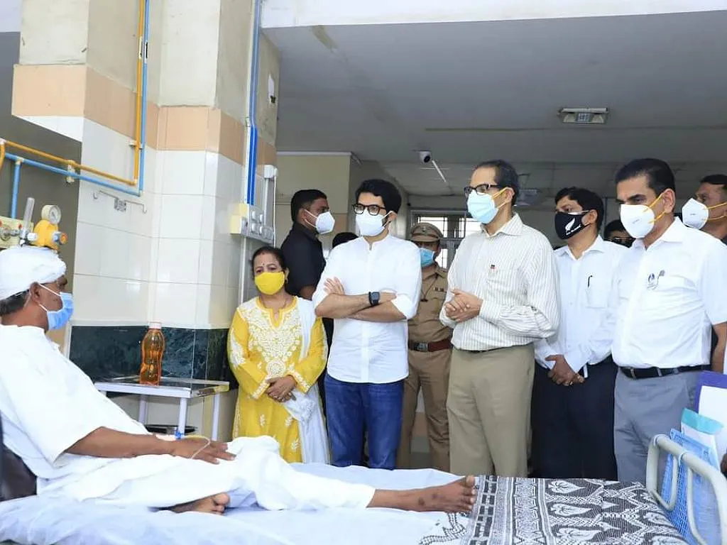 मुख्यमंत्री उद्धव ठाकरे ने शताब्दी अस्पताल में घायलो को मिलने केलिए दौरा किया