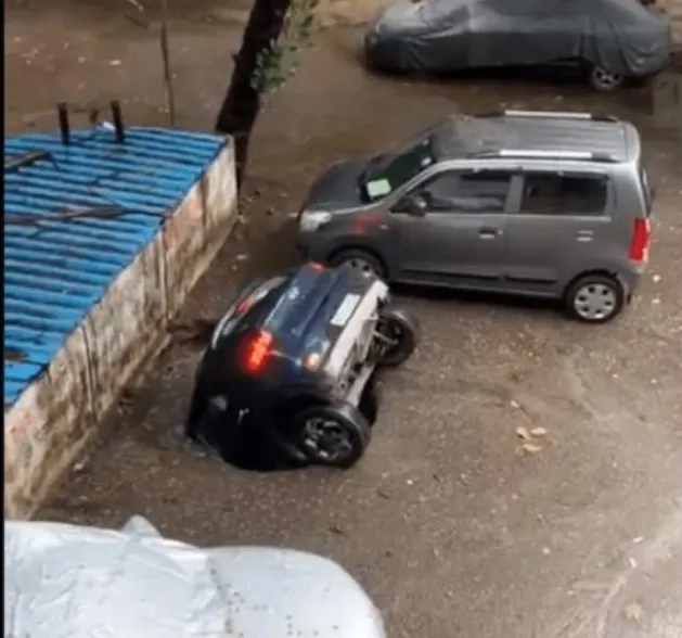 घाटकोपर का एक डरावना वीडियो ट्विटर पर धूम मचा रहा है जहां एक कार को सड़क के अंदर डूबते देखा जा सकता