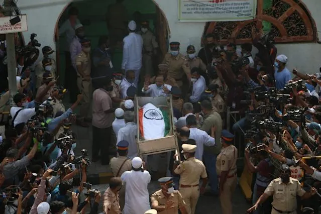 भारतीय सिनेमा के सबसे चहेते अभिनेताओं में शुमार दिलीप कुमार को पूरे राजकीय सम्मान के साथ अंतिम विदाई