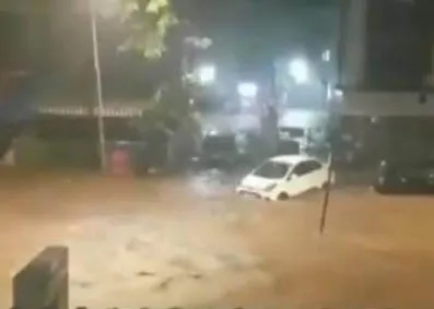 मुंबई में भारी बारिश की वजह से भूमिगत पार्किंग स्थल में भरा पानी, 400 गाड़ियां डूबीं